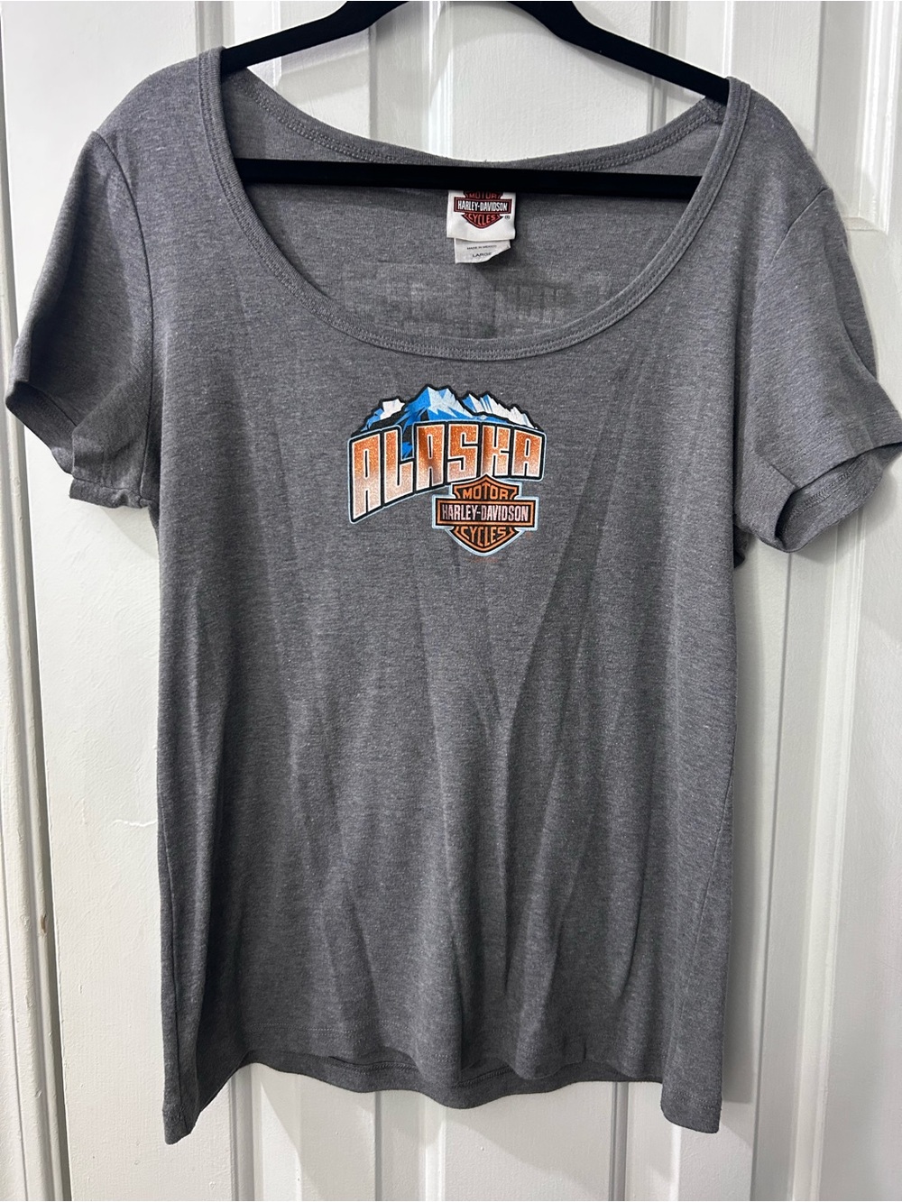 Harley-Davidson Gray Scoop Neck Alaska Graphic Tee with Blue Mountains